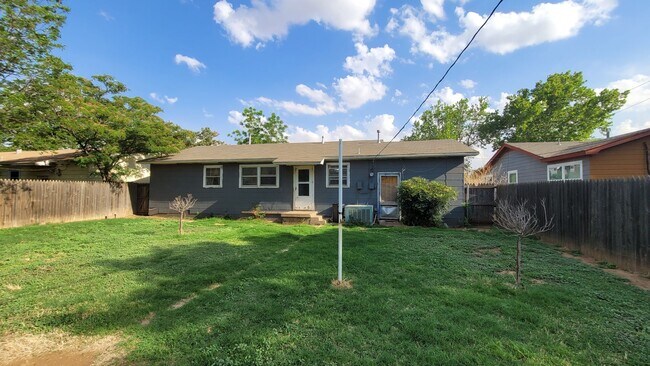 Building Photo - Cute Home Located in the Heart Of Lubbock!