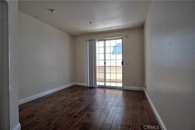 Building Photo - 930 N Doheny Dr