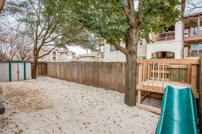 Building Photo - 3 Bedroom/2.5 Bath Pecan Hill Subdivision