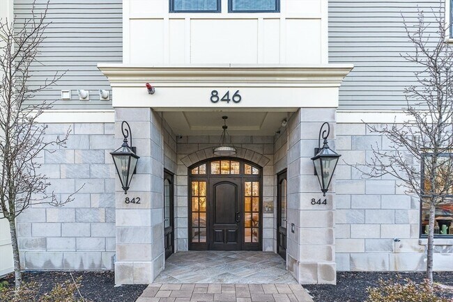 Building Photo - 846 Main St