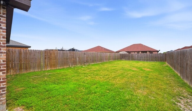 Building Photo - New Rental! Updated 3-bedroom/2 bath town home