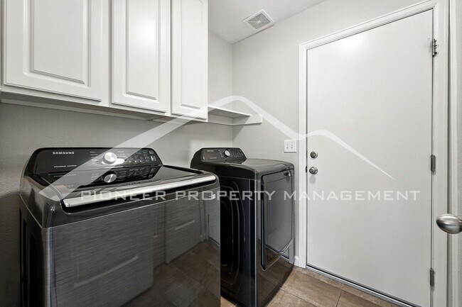 Building Photo - Spacious Home with Washer/Dryer and Centra...
