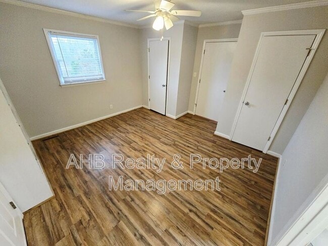 Building Photo - 1028 E Hanover Rd