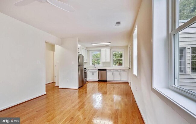 Building Photo - 900 N Garfield St