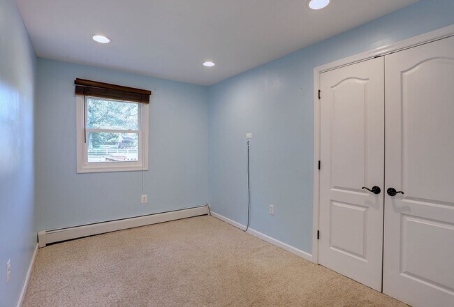 Building Photo - 4 Bedroom 2 Bath Hanover Home w- 2-Car Gar...