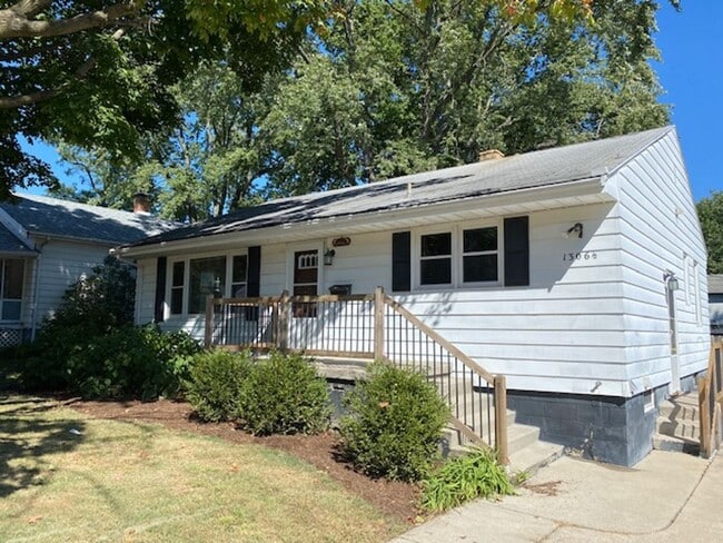 Building Photo - Great Central Location and spacious living...