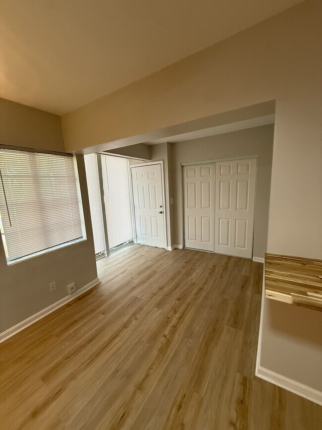 Building Photo - 627 Shady Ln Dr