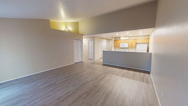 Building Photo - Single Level  House in Sandy- Great Open Floor Plan- Pet Friendly!