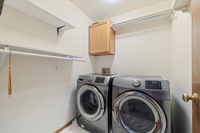 Building Photo - Gorgeous 5 Bedroom, 4 Bath Home on the Edge of Golden & Morrison – Prime Lakewood Location!