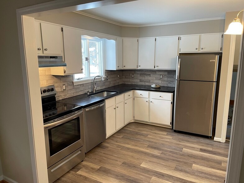 Kitchen - 145 Danforth Cres
