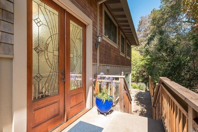 Building Photo - FIVE BEDROOM THREE AND HALF BATH HOME ON C...