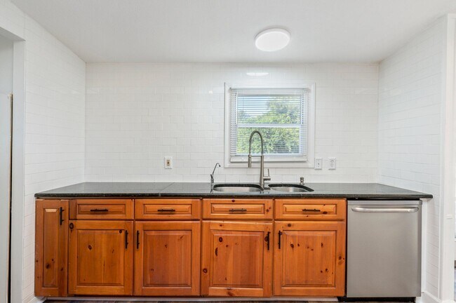 Building Photo - 264 Pinelog St