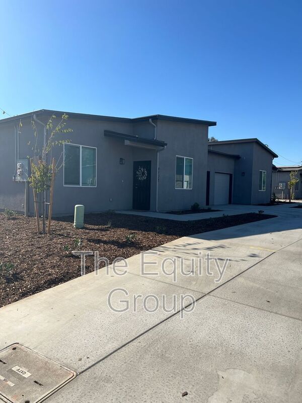 Building Photo - 4114 E Kaweah Ave