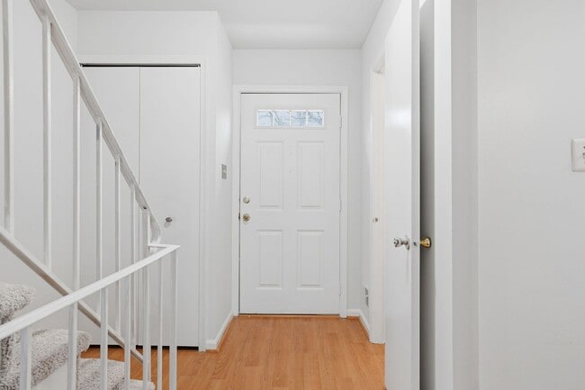 Building Photo - Welcome home to this charming three-level townhouse in the heart of Springfield!