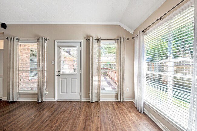 Building Photo - 135 W Russet Grove Cir