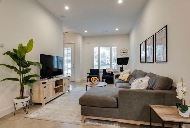 Building Photo - 700 James Ave