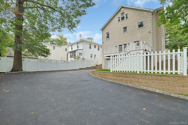 Building Photo - 150 Parkview Ave