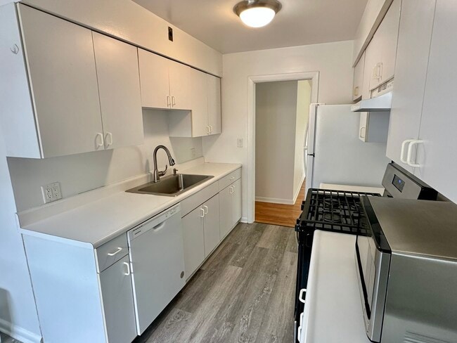 Building Photo - 5452 Brummel St