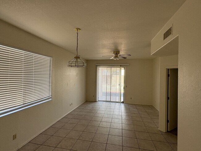 Building Photo - 3 Bed 2 Bath Rita Ranch Home