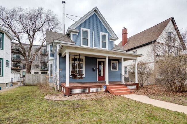 Building Photo - Gorgeous Uptown 4-bed 2-bath Single-Family House w/ Garage + Fenced-In Yard