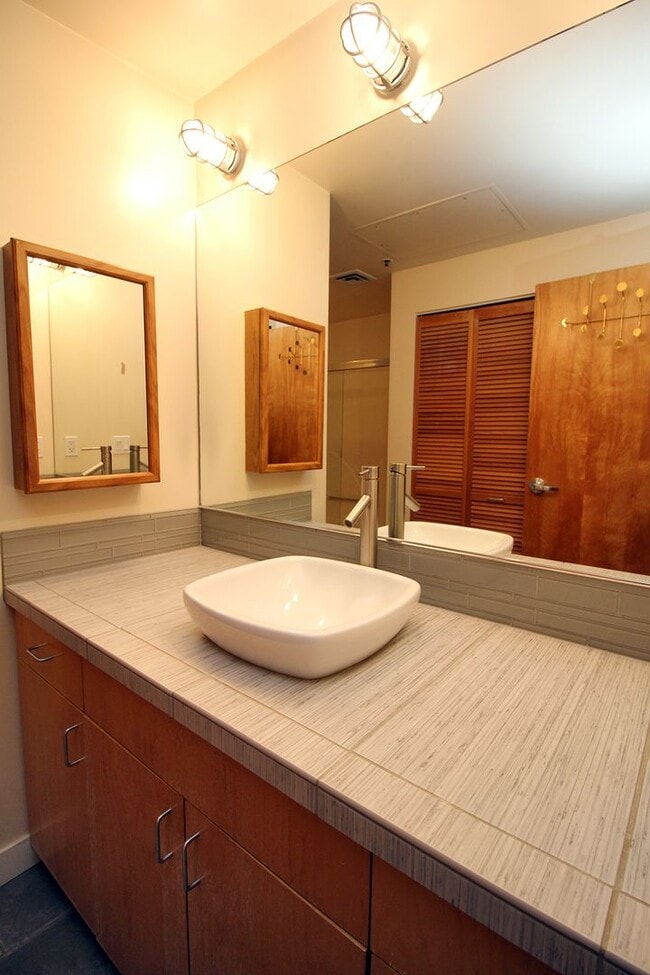 Building Photo - 408 NW 12th Ave