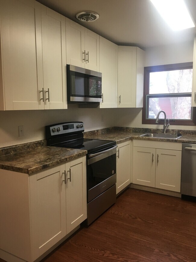 Building Photo - Updated Madison West, Three Bedroom, 1.5 Bathroom Duplex