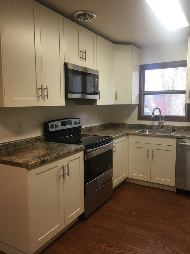 Building Photo - Updated Madison West, Two Bedroom, One Bathroom Duplex