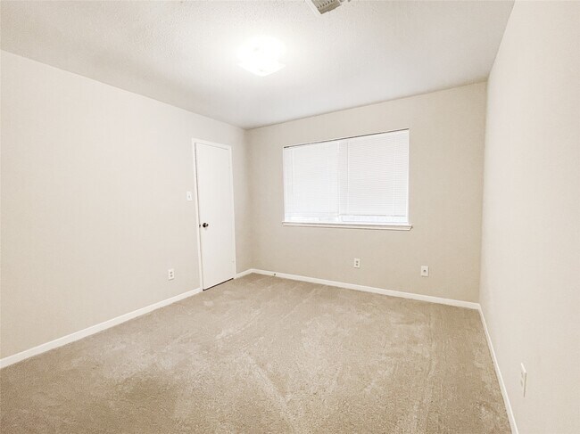 Building Photo - 13 N Deerfoot Cir