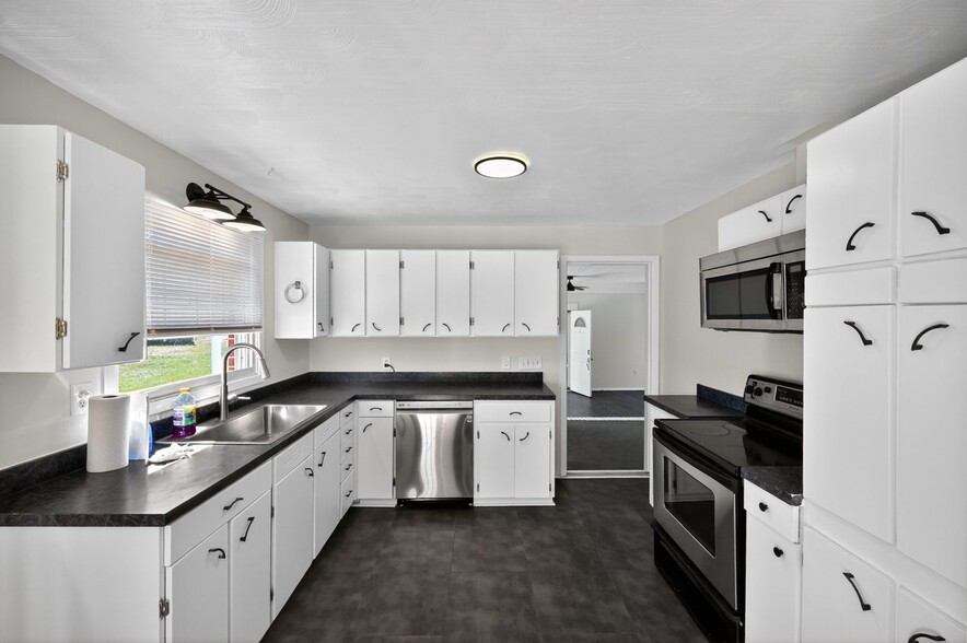 Building Photo - 1580 N Honeycutt St