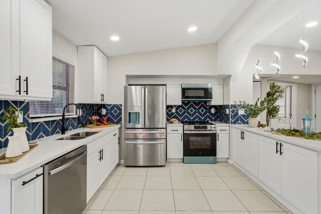 Building Photo - 2111 Bourget Dr