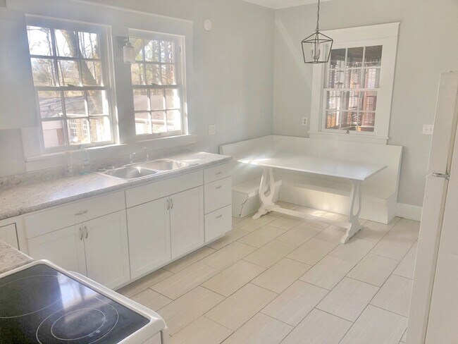 Building Photo - CHARMING 3 BEDROOM