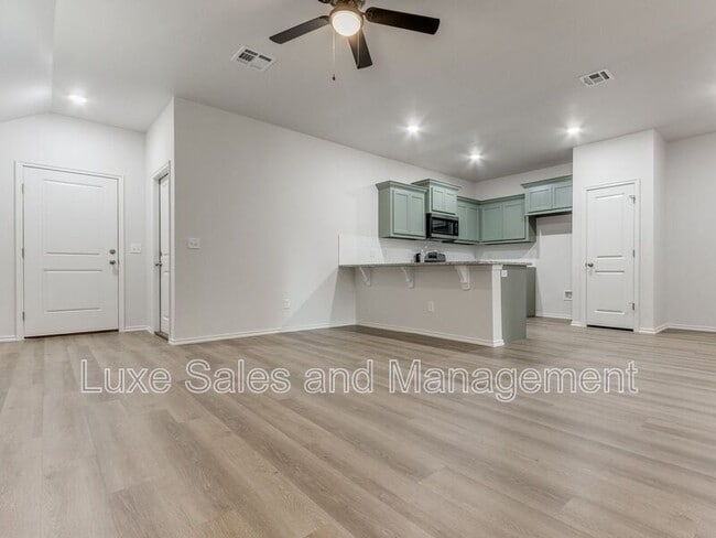 Building Photo - 1543 Pavy Pkwy