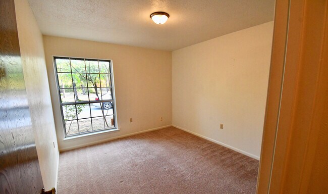 Building Photo - Gorgeous 4 Bedroom 2 Bathroom Kempner Home!