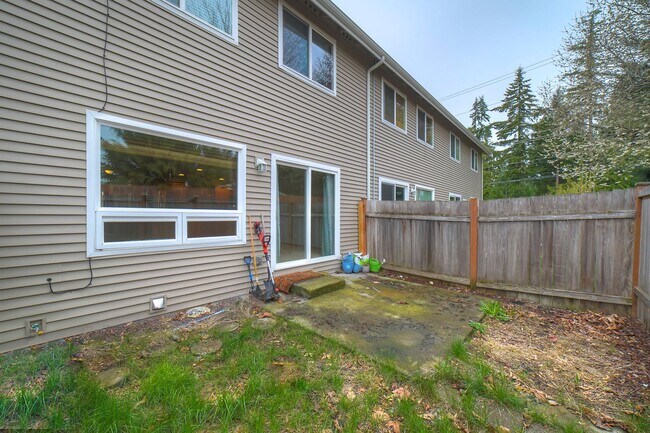Building Photo - Spacious 3 bedroom townhome close to CK sc...