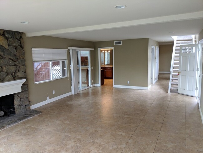 Building Photo - Beautiful 5 bedroom 2.5 bathroom sitting r...