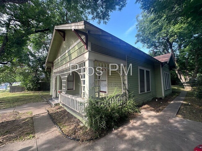 Building Photo - 912 N Elm St