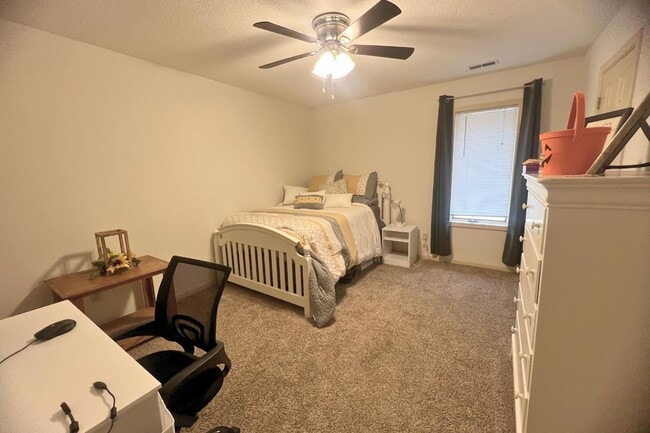 Building Photo - 2402 Garden Dr