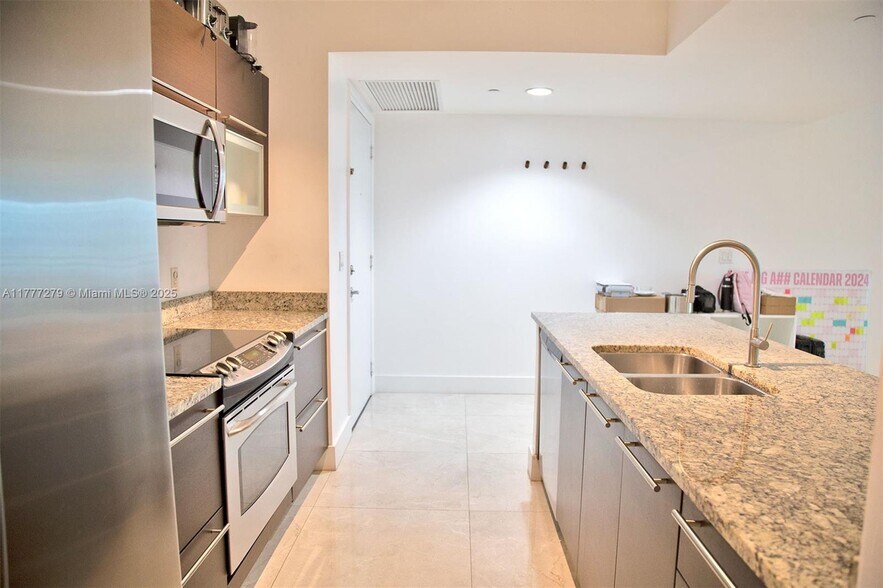 Building Photo - 951 Brickell Ave