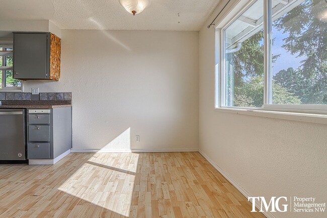 Building Photo - Cozy 2 bed 1 bath Pet Friendly Condo in Ca...