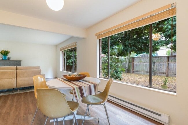 Building Photo - 3Bd/2.5Ba Seattle Duplex