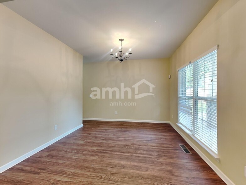 Building Photo - 302 Forest Bend Dr