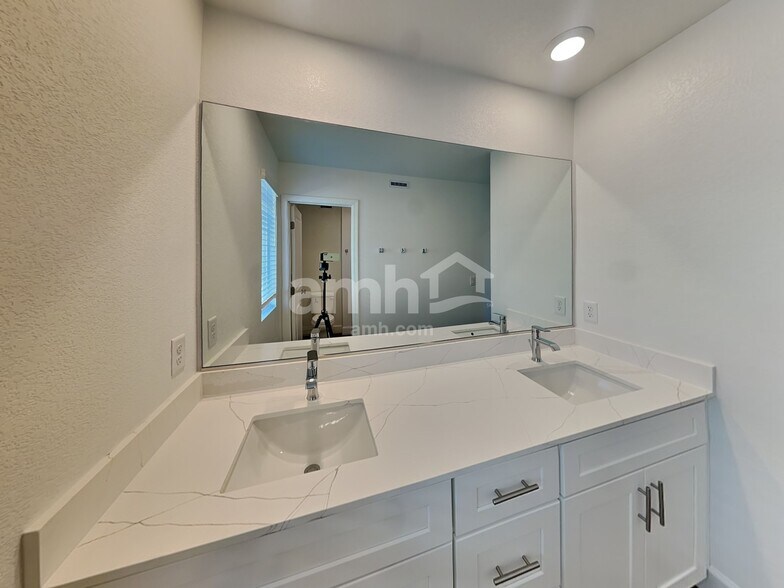 Building Photo - 10560 Lagaspi Dr