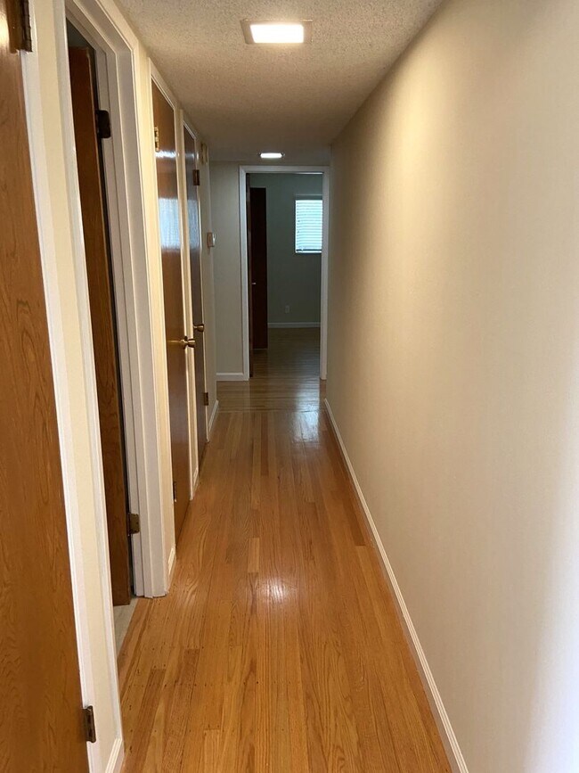 Building Photo - Spacious Duplex in Great Mountain View Area!