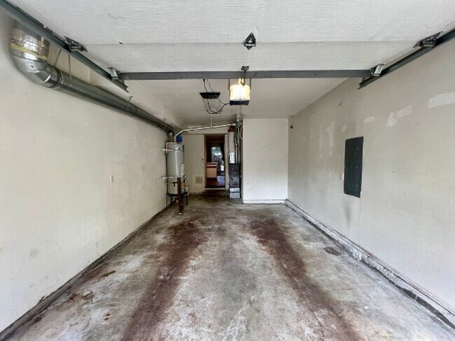 Building Photo - 3 BD Townhome