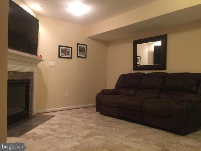 Building Photo - Absolutely Stunning townhome in the heart of Bristow. 3 bedroom, 2 full bathrooms and 2 half baths.