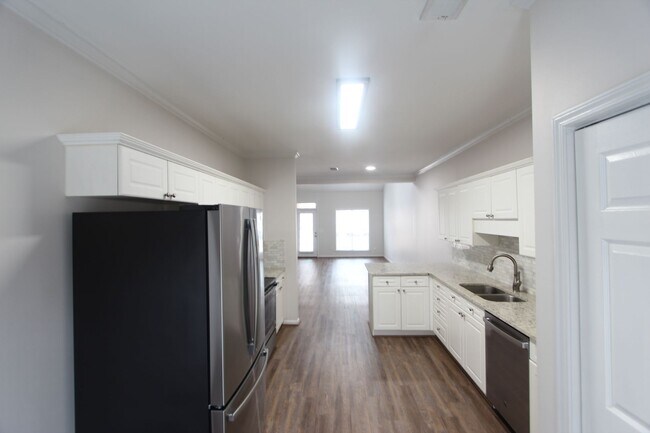 Building Photo - Wonderful and Large 3 Bedroom 2.5 Bath Townhome w/Garage