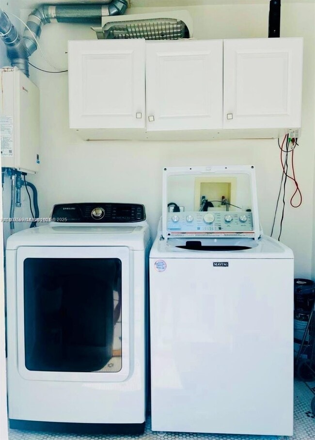 Building Photo - 1405 SE 2nd St