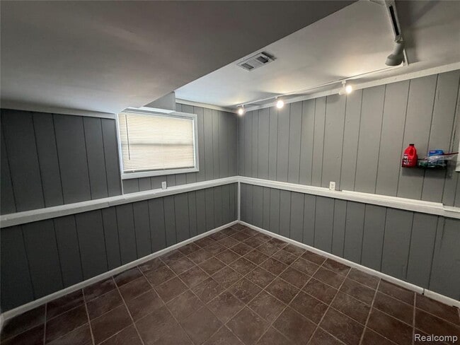 Building Photo - 115 Linhart St