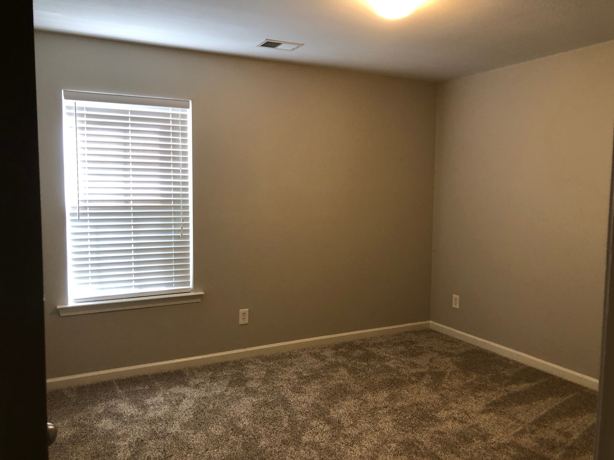 Building Photo - 324 E River Bend Dr