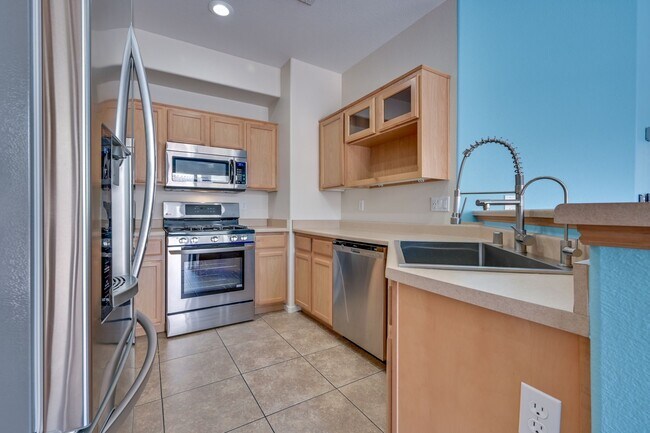 Building Photo - NW 3 bedroom!! Community Pool!! Playground...